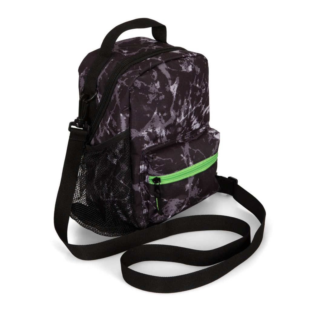 Vue d'angle d'un sac noir appelé Scratch Tie Dye conçu par Tracker montrant son imprimé tie dye, une poche frontale zippée vert néon, une poignée supérieure, une sangle et une poche latérale en filet pour bouteille d'eau.
