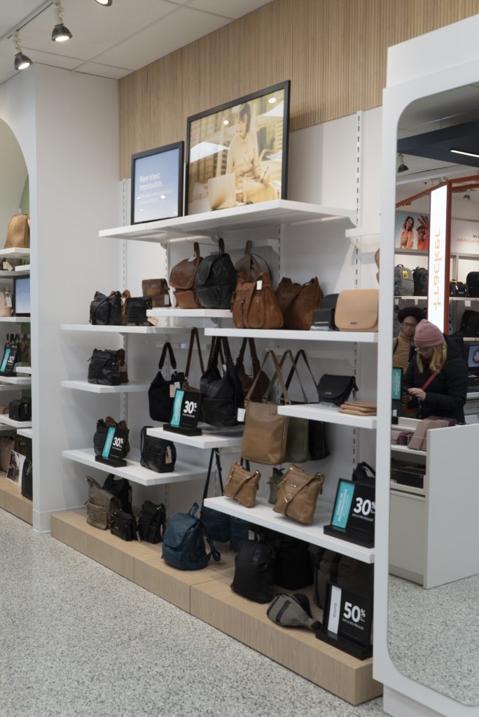 Plus qu'une simple entreprise de valises, Bentley héberge une variété de marques différentes. Explorez les murs tapissés de sacs à dos, de sacs de sport, de sacs à main et bien plus encore ! 